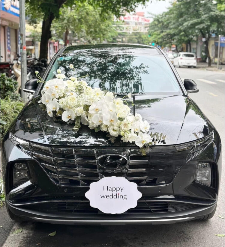 Trang trí xe hoa lan hồ điệp trắng – sang trọng và hiện đại Trang trí xe hoa tone trắng phối lan hồ điệp, cát tường và hồng trắng sang trọng