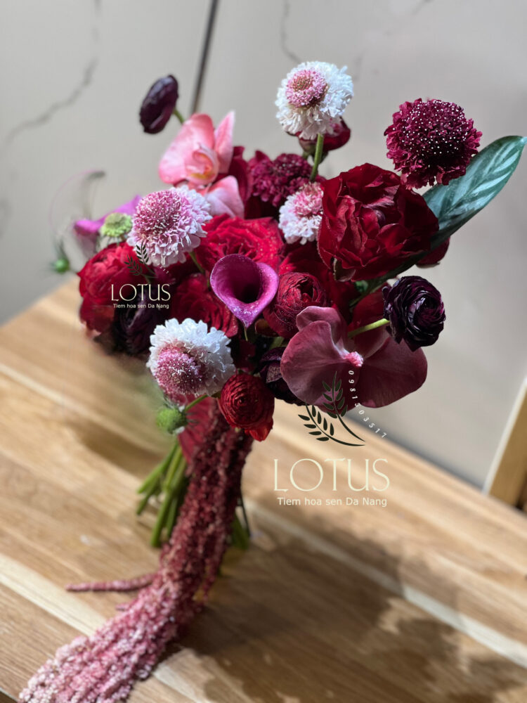 B1C634E5-F036-4BE8-878C-099C1F47E714 Bó hoa cưới tone rượu vang | Lan hồ điệp – mao lương – dền rủ | Khí chất độc bản