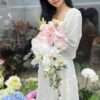 bó hoa cưới lan hồ điệp trắng phối hồng pastel dạng thác đổ sang trọng