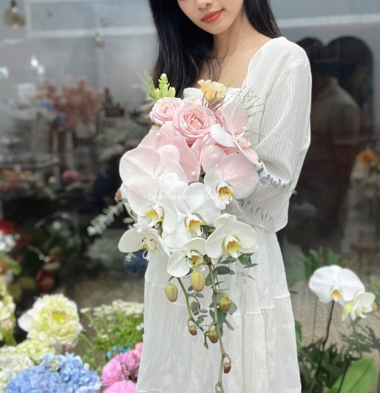 bó hoa cưới lan hồ điệp trắng phối hồng pastel dạng thác đổ sang trọng