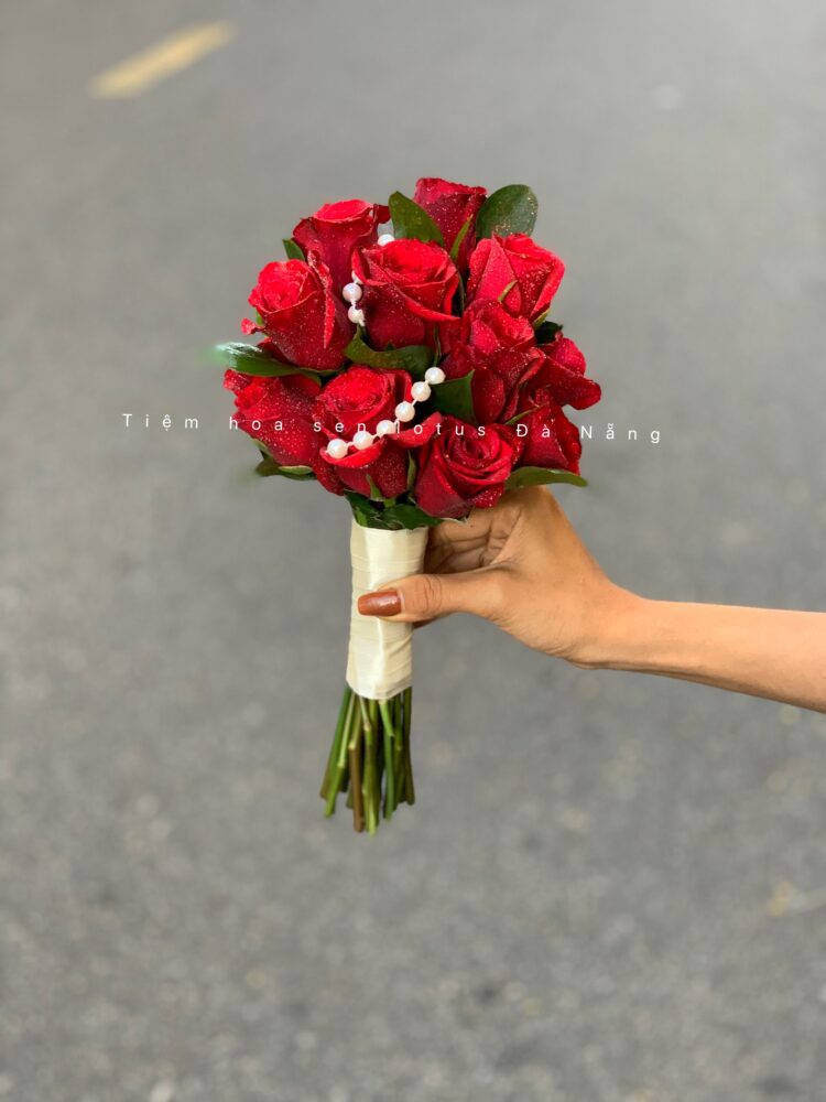 Bó hoa cưới hồng đỏ tối giản – gắn ngọc trai hoa cưới hồng đỏ nhỏ gọn gắn ngọc – đơn giản mà sang trọng