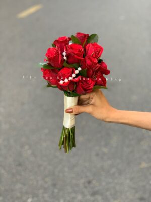 hoa cưới hồng đỏ nhỏ gọn gắn ngọc – đơn giản mà sang trọng