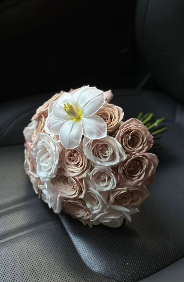 hoacuoi (16) Bó hoa cưới hồng capuchino – Tulip trắng điểm nhấn | Gu sang tối giản