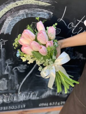 Bó hoa cưới tulip pastel phối hoa cà rốt, phong cách Hàn Quốc trẻ trung và ngọt ngào