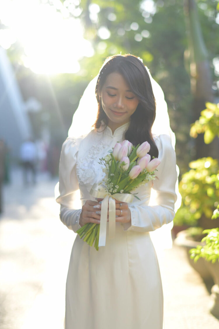 hoacuoi (175) Bó hoa cưới Tulip hồng pastel | Phối hoa cà rốt | Dịu dàng & trẻ trung