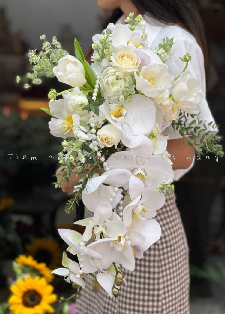 hoa cưới cao cấp lan hồ điệp & tulip – Tiệm hoa sen Lotus Đà Nẵng bó hoa cưới lan hồ điệp phối tulip trắng cao cấp dáng thác đổ