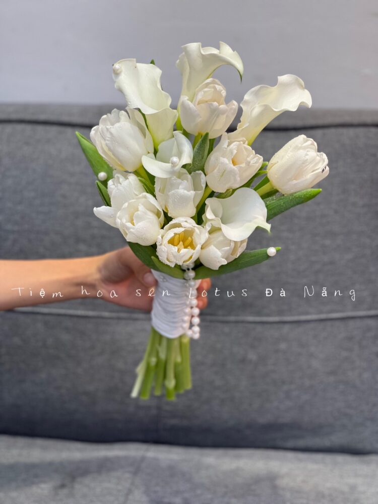 Bó hoa cưới tulip – callalily trắng | Phong cách quý tộc Tây Âu, đính ngọc trai