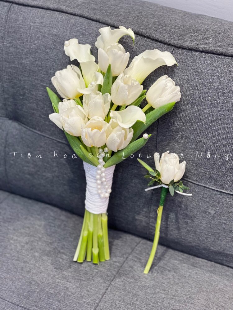 Bó hoa cưới tulip – callalily trắng | Phong cách quý tộc Tây Âu, đính ngọc trai