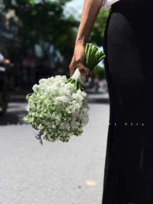 bó hoa cưới bằng phi yến trắng cầm tay cô dâu phong cách Tây Âu