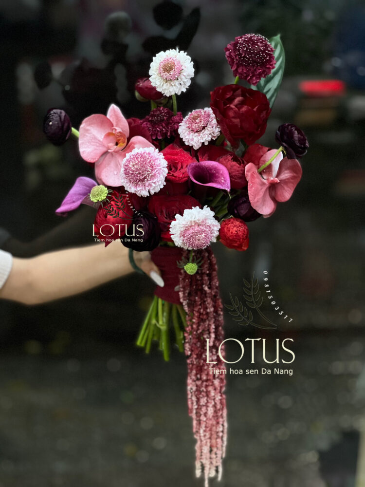 hoacuoi2 (5) Bó hoa cưới tone rượu vang | Lan hồ điệp – mao lương – dền rủ | Khí chất độc bản