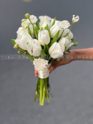 Bó hoa cưới tulip trắng phối hoa thuý châu, phong cách tối giản, thanh lịch