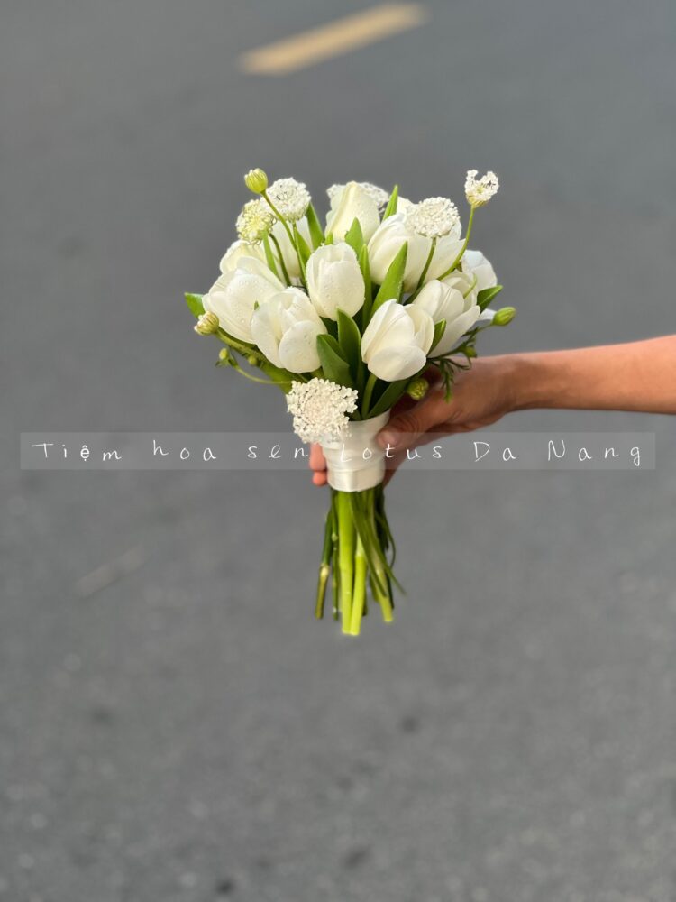 hoacuoi (213) Bó hoa cưới Tulip trắng | Phối hoa thuý châu | Tối giản & thanh lịch
