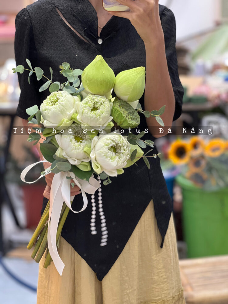 Bó hoa cưới sen Thái trắng phối lá đô la Bó hoa cưới sen Thái trắng phối lá đô la và chuỗi ngọc, phong cách tối giản