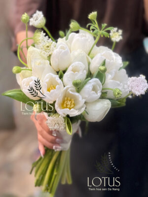 Bó hoa cưới tulip trắng phối nụ hồng và hoa thúy châu trắng, thiết kế tối giản và thanh khiết