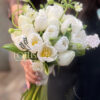 Bó hoa cưới tulip trắng phối thúy châu Bó hoa cưới tulip trắng phối nụ hồng và hoa thúy châu trắng, thiết kế tối giản và thanh khiết