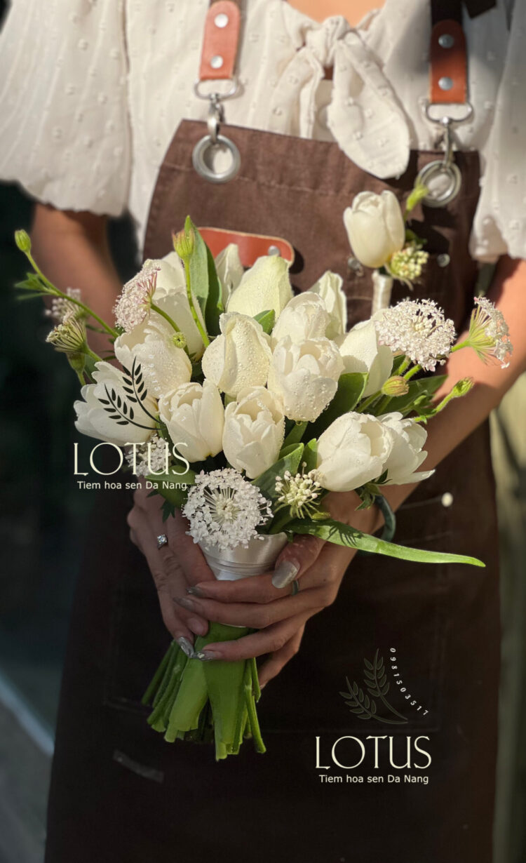 hoacuoi2 (67) Bó hoa cưới Tulip trắng | Phối nụ hồng & hoa thúy châu | Thanh khiết – Gọn gàng – Giá hợp lý