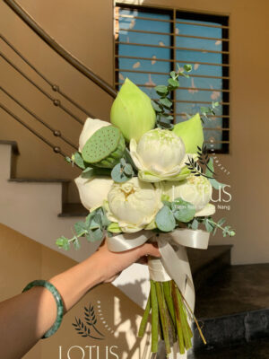 Bó hoa cưới tay cầm sen Thái trắng phối lá đô la nhỏ gọn, tinh tế
