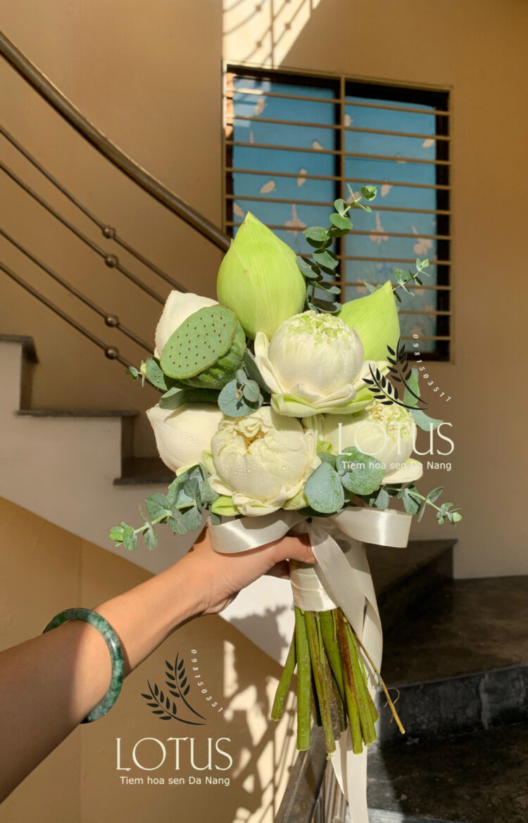 Bó hoa cưới sen Thái trắng size nhỏ phối lá đô la Bó hoa cưới tay cầm sen Thái trắng phối lá đô la nhỏ gọn, tinh tế