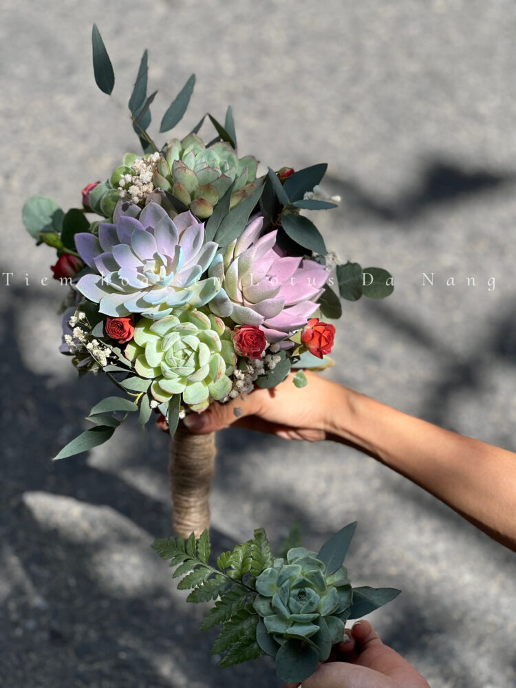 Bó hoa cưới sen đá phối hồng chùm Bó hoa cưới sen đá phối hoa hồng chùm đỏ, phong cách rustic cá tính