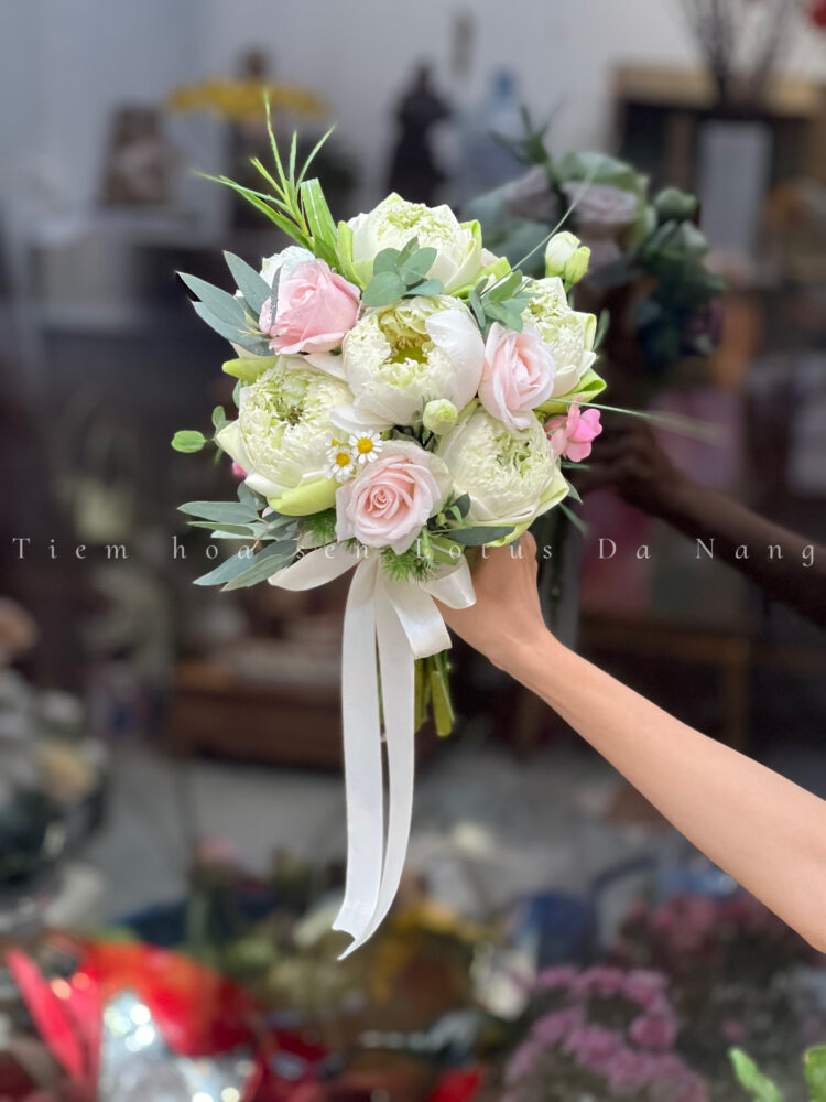 Bó hoa cưới sen trắng phối hoa hồng kem Bó hoa cưới phối sen Thái trắng, hoa hồng kem, tana và cát tường, phong cách nhẹ nhàng, tinh khôi