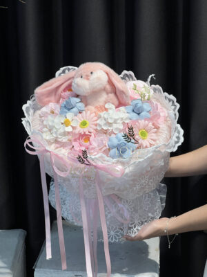 Bó hoa sáp thỏ bông hồng phối voan ren trắng và nơ pastel