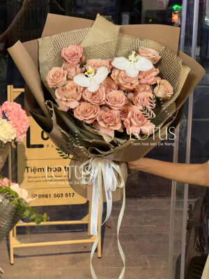 Bó hồng Capuchino lan hồ điệp giấy tổ ong. Bó hồng Capuchino phối lan hồ điệp trắng, gói giấy nâu và giấy tổ ong.