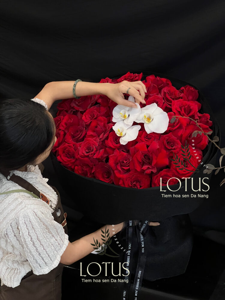 HONGDO-902157251 Bó Hoa Hồng Đỏ Ecuador Phối Lan Hồ Điệp