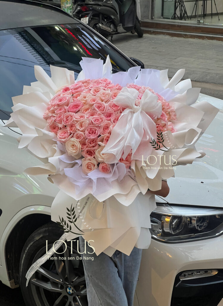 Bó hoa hồng Ohara 100 bông Đà Nẵng shape trái tim, phối hồng kem và giấy gói xòe trắng tại Lotus