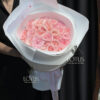 Bó hồng Ohara hồng gói giấy trắng hồng nhiều lớp, tạo dáng hiện đại cùng nơ dài mềm mại.