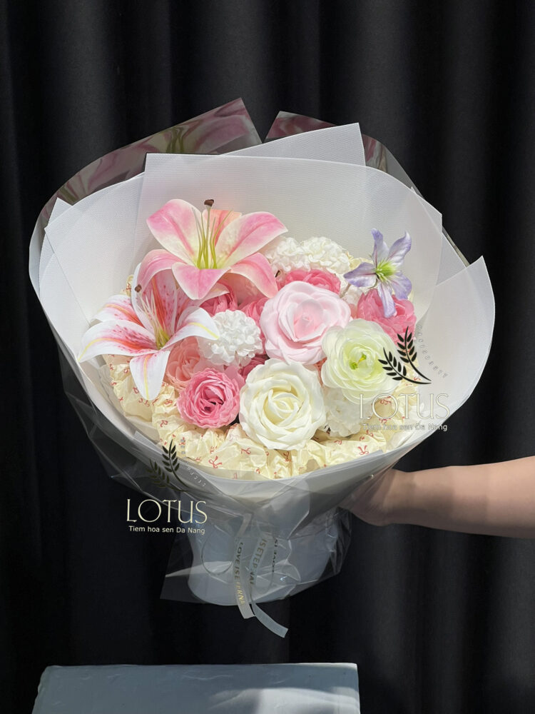 Bó hoa sáp lụa phối ly, tú cầu ong, hoa hồng và mao lương tone pastel.