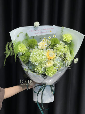 Bó tú cầu xanh Green Wicky – Lotus Florist. Bó tú cầu xanh phối Green Wicky, phăng xanh, hồng Victor và cúc tana.