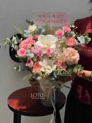 Ly hoa garden ly kép trắng tone hồng Ly hoa tặng Đà Nẵng với hoa ly kép trắng, phăng hồng, hoa hồng và cúc tana tại Lotus Florist