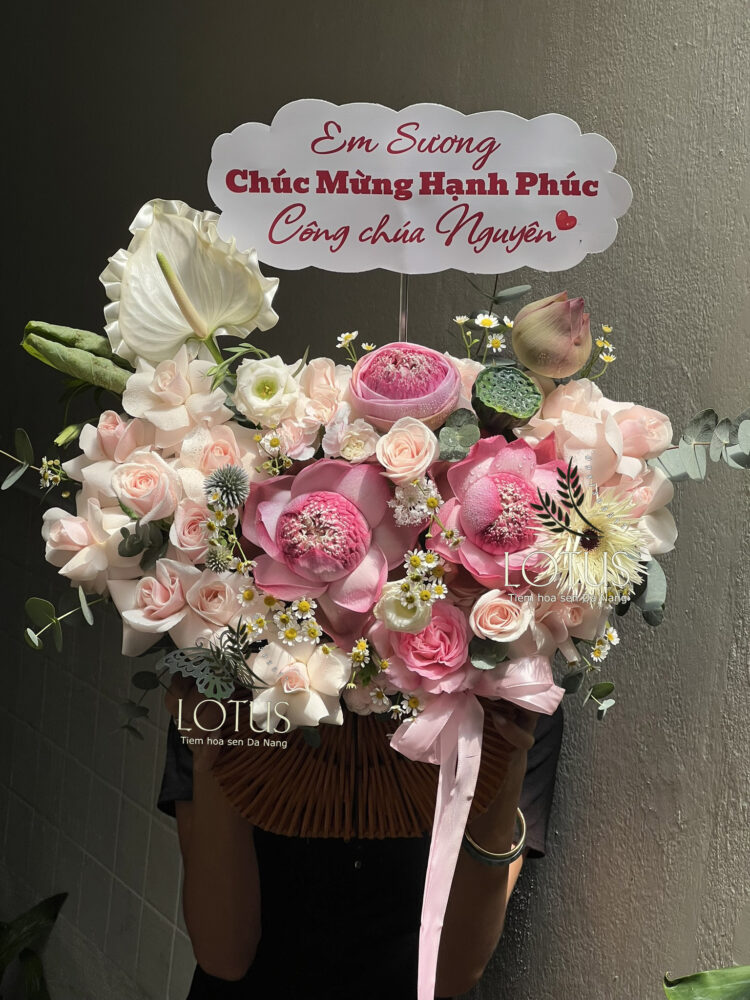 Giỏ hoa sen hồng môn Đà Nẵng phối hoa hồng và cúc tana