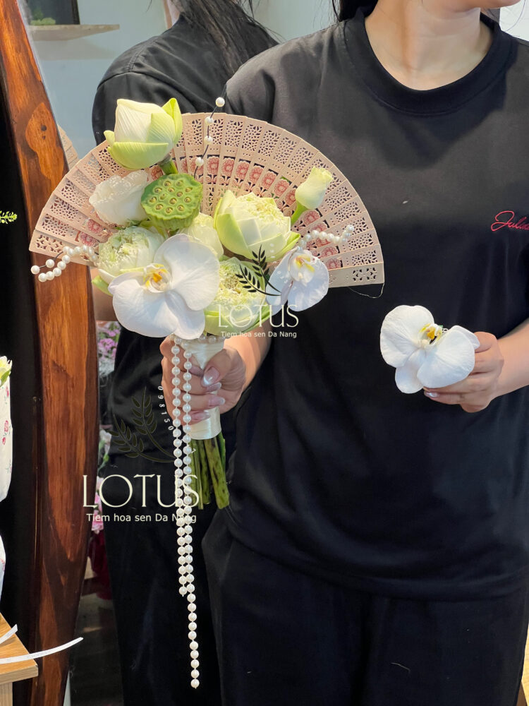 Bó Hoa Cưới Sen Trắng Phối Quạt Và Sợi Ngọc