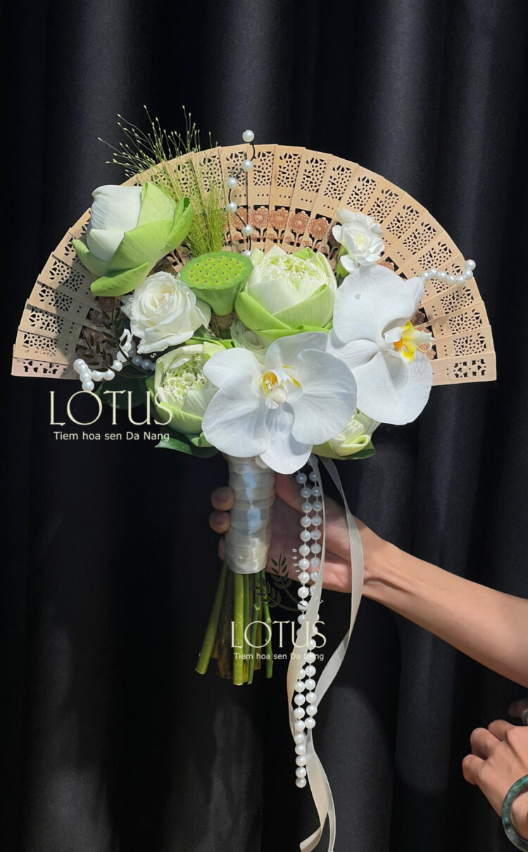 Bó hoa cưới sen trắng phối hồng trắng, lan hồ điệp, cỏ lan chi, quạt và sợi ngọc.