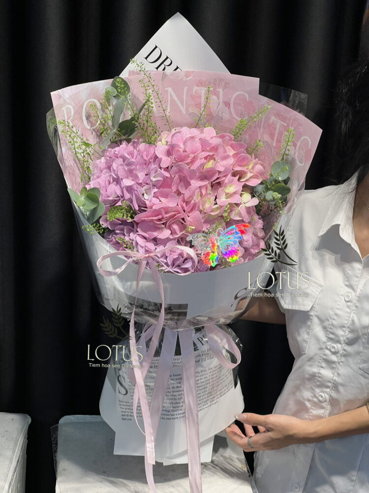 Bó cẩm tú cầu hồng nhập khẩu tại Lotus Bó cẩm tú cầu hồng nhập khẩu phối lá xanh, giấy gói hồng trắng và nơ hồng.