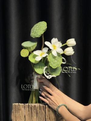 Bó hoa cưới tulip trắng phối đài sen Bó hoa cưới tulip trắng phối đài sen xanh, cỏ cào cào và sợi ngọc trang trí.