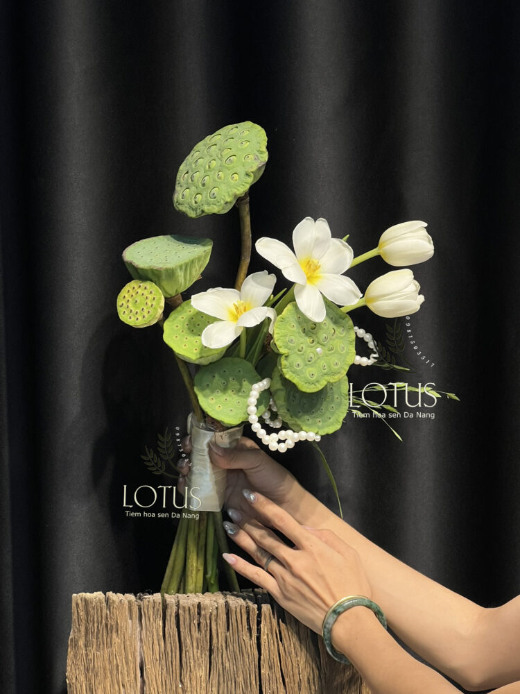 Bó hoa cưới tulip trắng phối đài sen xanh, cỏ cào cào và sợi ngọc trang trí.