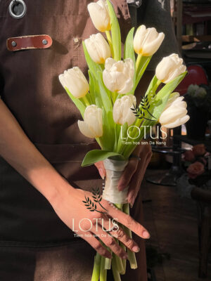 Bó hoa cưới tulip trắng nhập khẩu Hà Lan Bó hoa cưới tulip trắng nhập khẩu Hà Lan, dáng dài tự nhiên và tay cầm quấn ruy băng.