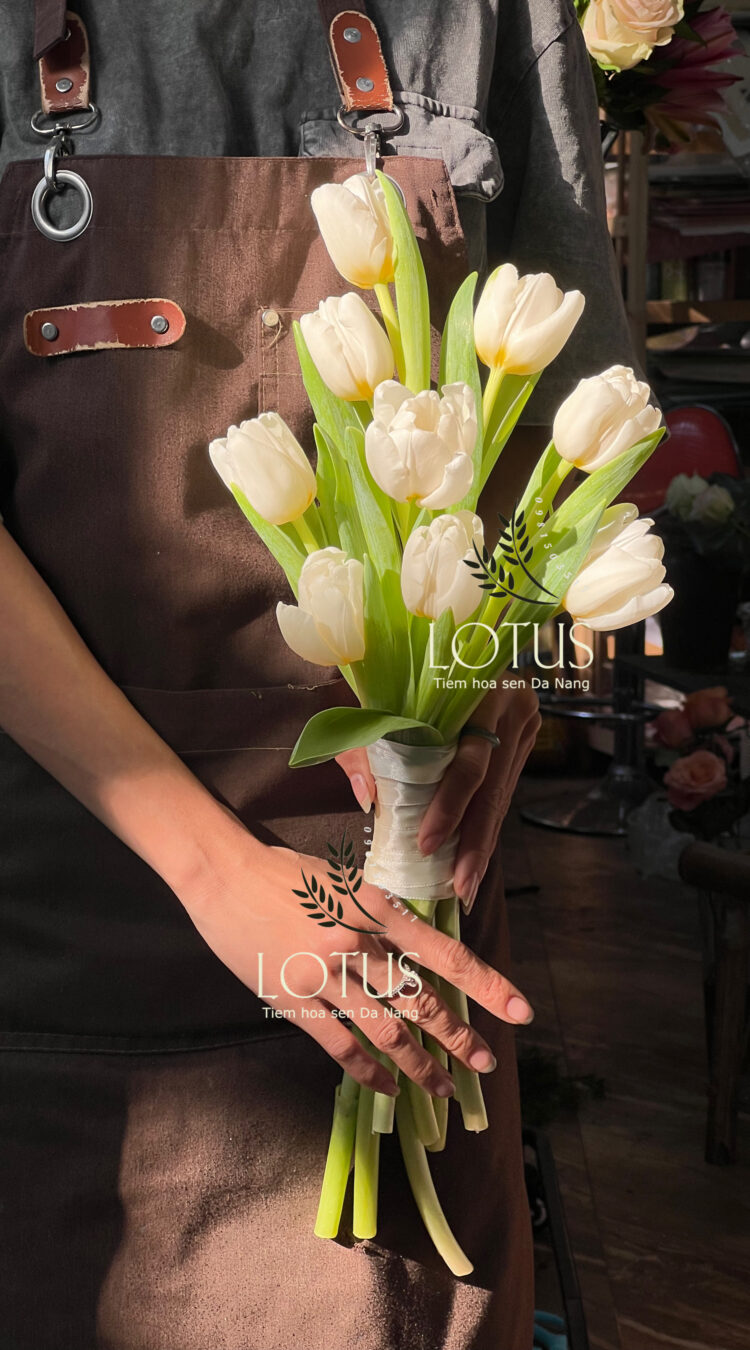 Bó hoa cưới tulip trắng nhập khẩu Hà Lan Bó hoa cưới tulip trắng nhập khẩu Hà Lan, dáng dài tự nhiên và tay cầm quấn ruy băng.