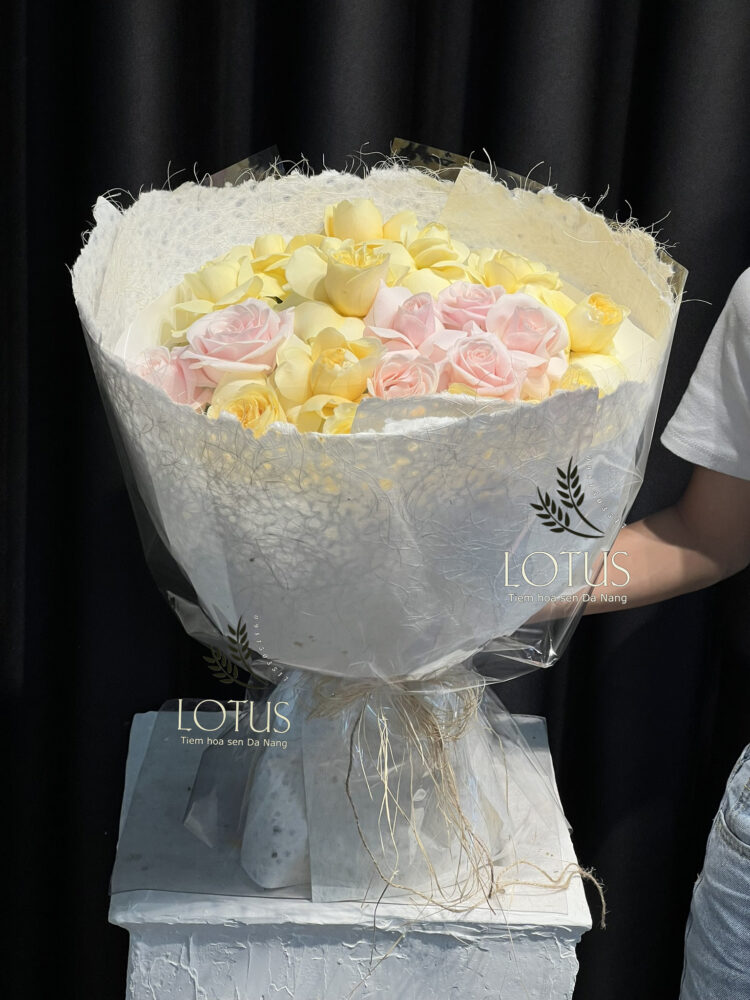 VICTOR.HONGH-12590215907521A Bó Hồng Victor Phối Hồng Kem Giấy Mặt Trăng