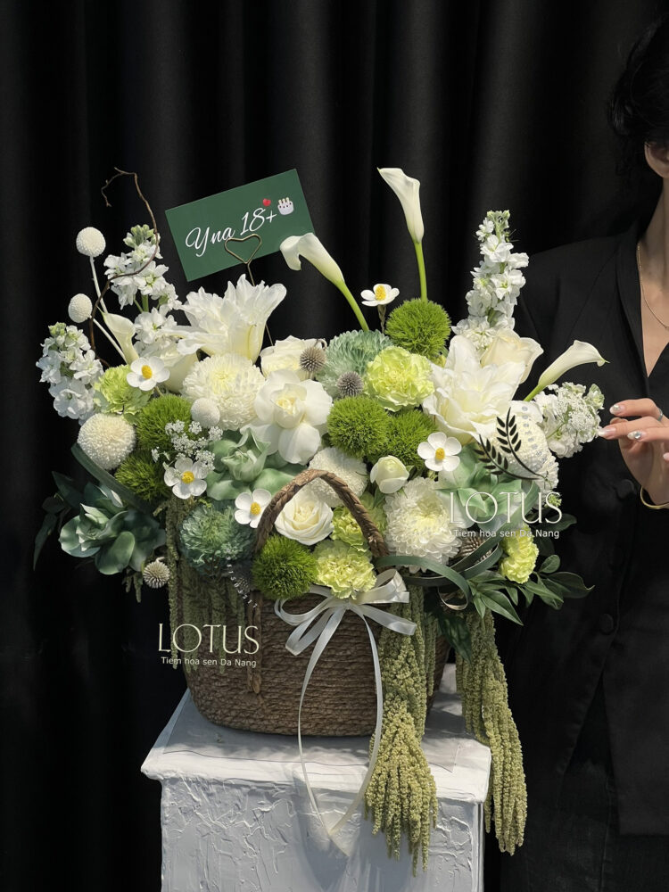 Giỏ hoa xanh lá cao cấp phối calla lily, phi yến trắng và hoa hồng trắng