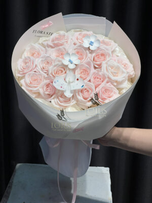 Bó hoa hồng kem Pinkrose đính đá Bó hoa hồng kem Pinkrose form tròn, điểm hoa trắng đính đá và giấy gói hồng trắng