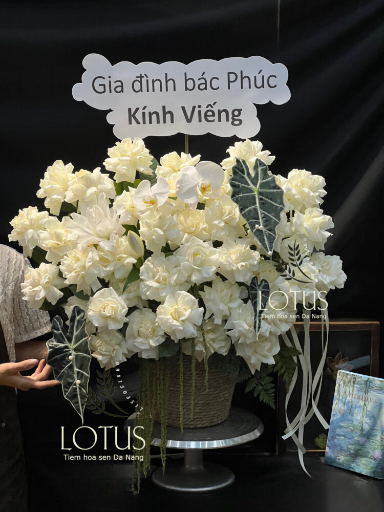 Giỏ hoa hồng cồ trắng phối lan hồ điệp Giỏ hoa hồng cồ trắng phối lan hồ điệp và lá bambio tại Lotus Đà Nẵng