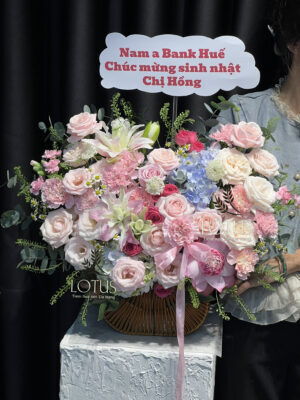Giỏ hoa tone hồng phối hoa hồng, ly kép, cẩm chướng và tú cầu xanh