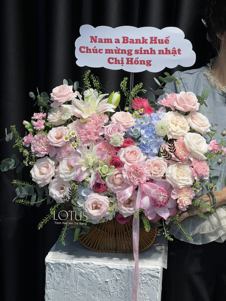 Giỏ hoa tone hồng phối ly kép và tú cầu Giỏ hoa tone hồng phối hoa hồng, ly kép, cẩm chướng và tú cầu xanh
