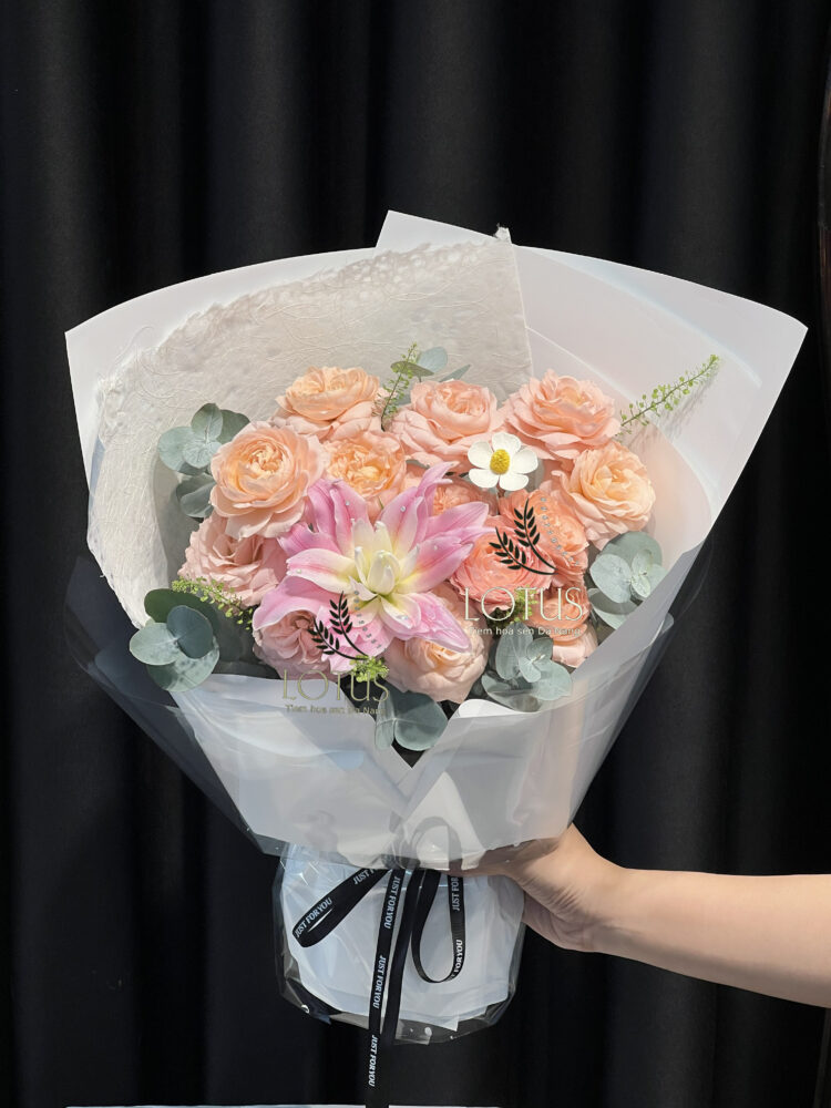 Bó hoa Jolibee phối ly kép hồng Bó hoa Jolibee phối ly kép hồng đính đá, cúc tana và giấy mặt trăng thủ công