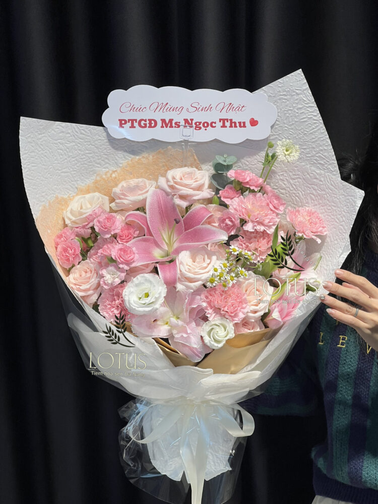 Bó hoa ly hồng phối hồng kem Bó hoa ly hồng phối hồng kem, phăng hồng và cúc tana trong giấy trắng có vân nổi