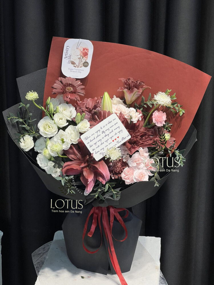 Bó hoa ly đỏ rượu vang phối cát tường trắng Bó hoa ly đỏ rượu vang phối cát tường trắng, đồng tiền nhí và phăng hồng, gói giấy đỏ đen