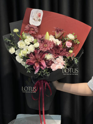 Bó hoa ly đỏ rượu vang phối cát tường trắng Bó hoa ly đỏ rượu vang phối cát tường trắng, đồng tiền nhí và phăng hồng, gói giấy đỏ đen